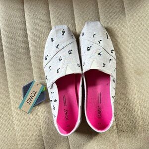 TOMS Women's Patterned Cream Flats with Pink Insole